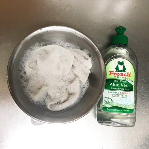 臭くなったニトリのマイクロファイバーふきんを食器用洗剤（フロッシュ）につけ置きしているところ